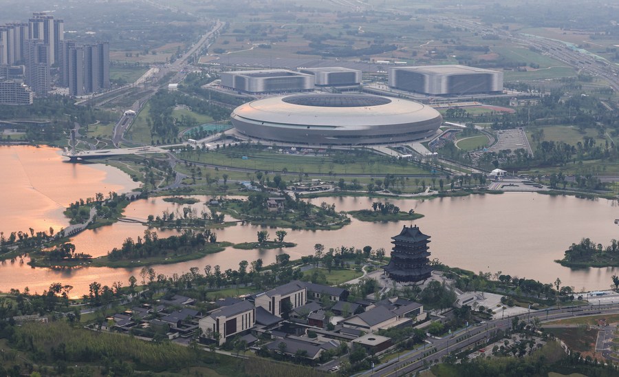 Vista aérea del Parque Deportivo del Lago Dong'an en Chengdu, donde se llevará a cabo la ceremonia de apertura de los Juegos Mundiales Universitarios de la Federación Internacional de Deportes Universitarios (FISU, siglas en inglés). (Xinhua/Jiang Hongjing)