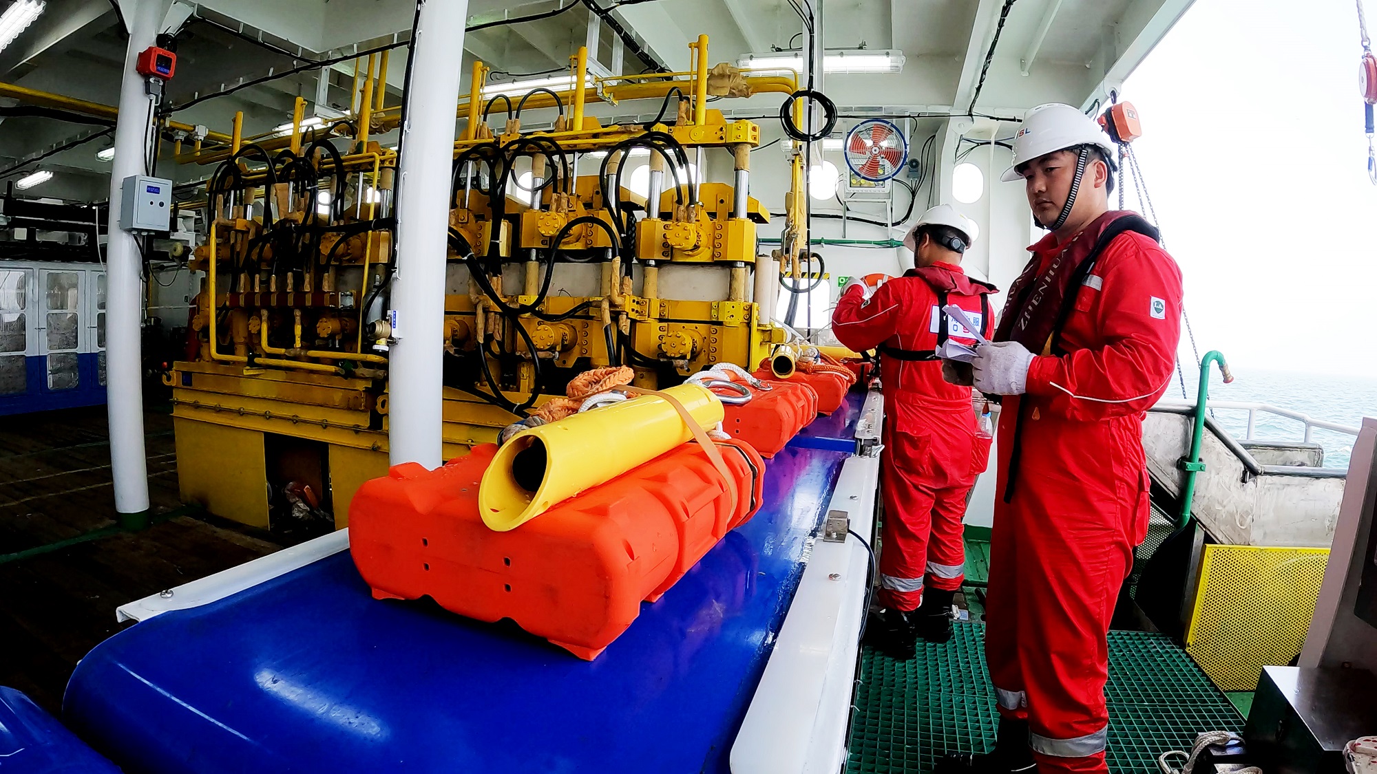 El personal técnico maneja equipos de exploración marina y adquisición sísmica. (Foto: Cortesía de China National Offshore Oil Corporation)