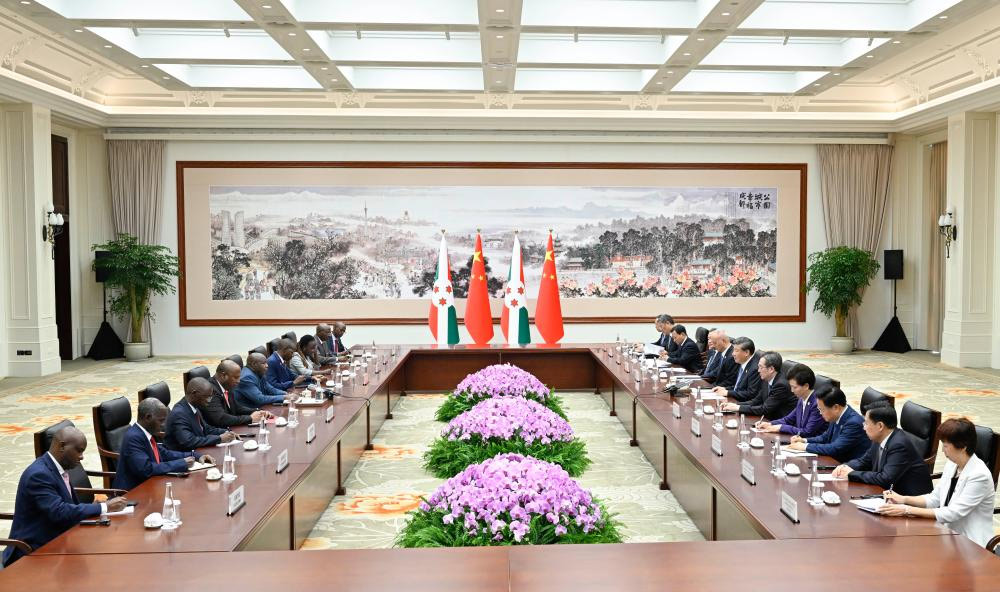 Xi se reúne con presidente de Burundi