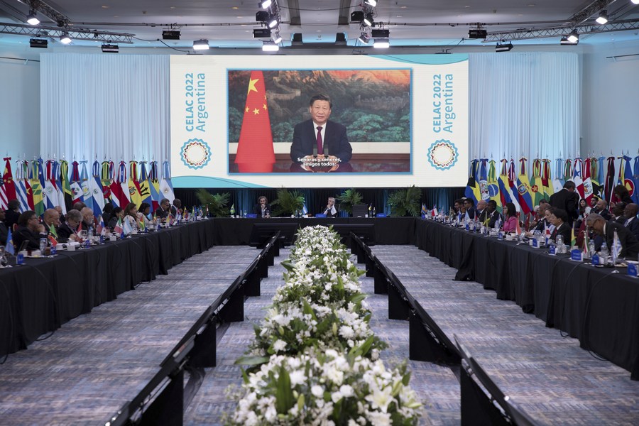 A invitación del presidente argentino, Alberto Fernández, presidente rotativo de la Comunidad de Estados Latinoamericanos y Caribeños (CELAC), el presidente chino, Xi Jinping, envía un mensaje de video a la XII Cumbre de CELAC. La cumbre se celebró en Buenos Aires, capital de Argentina, el 24 de enero, 2023. (Xinhua/Martin Zabala)