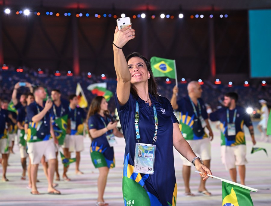 Miembros de la delegación de Brasil marchan durante la ceremonia de apertura de la 31ª edición de verano de los Juegos Mundiales Universitarios de la FISU, en Chengdu, en la provincia de Sichuan, en el suroeste de China, el 28 de julio de 2023. (Xinhua/Wang Xi)