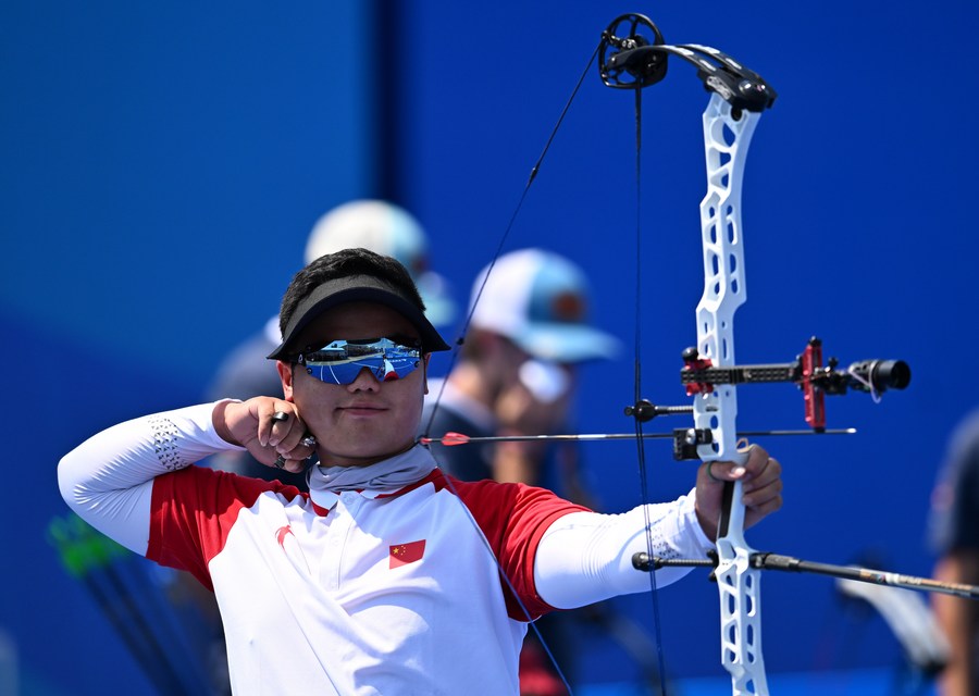 Wang Shikun de China compite en la final del equipo masculino de tiro con arco compuesto contra Francia en la 31ª edición de verano de los Juegos Mundiales Universitarios de la Federación Internacional de Deportes Universitarios (FISU, siglas en inglés) en la ciudad china de Chengdu, el 30 de julio de 2023. (Xinhua/Zhang Long)