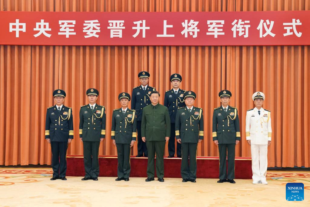 Xi presenta orden de ascenso de oficiales militares a rango de general