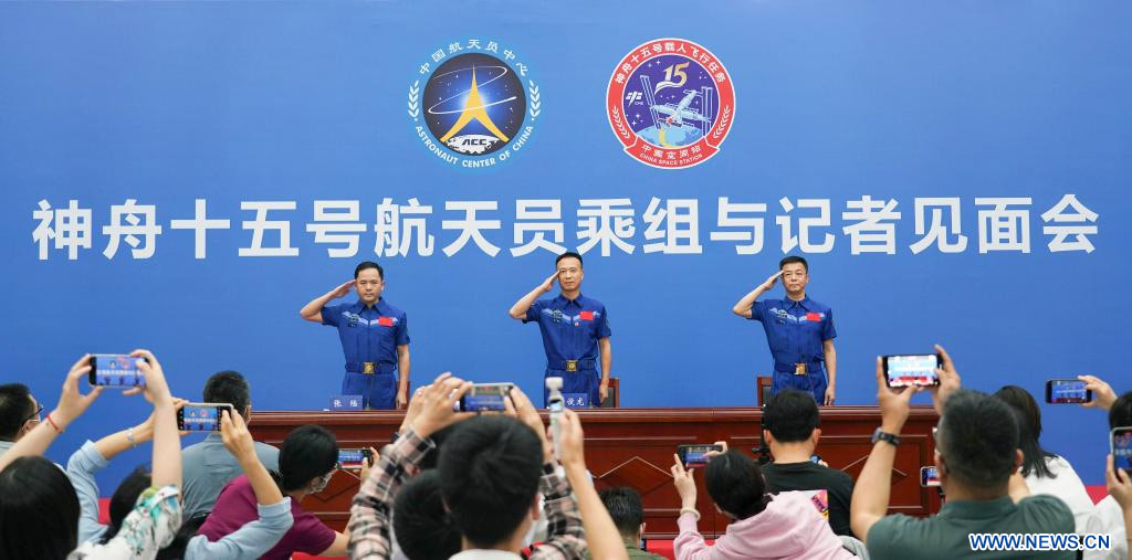 Fei Junling (c), Deng Qingming (d) y Zhang Lu, astronautas de la misión tripulada Shenzhou-15 de China, se reúnen con la prensa, en Beijing, capital de China, el 31 de julio de 2023. Los tres astronautas de la misión tripulada Shenzhou-15 de China se reunieron con la prensa el lunes, su primera aparición después de regresar a la Tierra en junio. China lanzó la nave espacial tripulada Shenzhou-15 el 29 de noviembre de 2022 y envió a Fei Junlong, Deng Qingming y Zhang Lu al módulo central de la estación espacial china Tianhe. (Xinhua/Guo Zhongzheng)