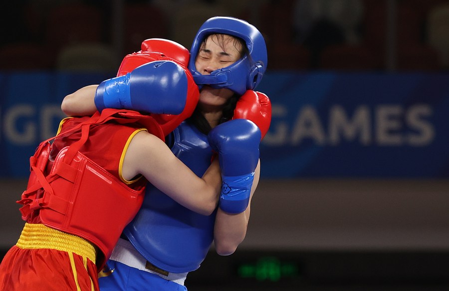 Li Zhiqin (derecha) de China compite con Berna Tut de Turquía durante la final femenina de 60 kilos de Wushu en la 31ª edición de verano de los Juegos Mundiales Universitarios de la Federación Internacional de Deportes Universitarios (FISU, siglas en inglés) en Chengdu, en la provincia suroccidental china de Sichuan, el 3 de agosto de 2023. (Xinhua/Jia Haocheng)