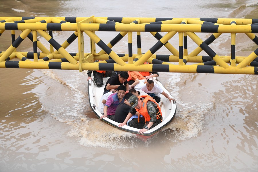 Rescatistas transportan a personas que habían quedado atrapadas por inundaciones en Zhuozhou, ciudad de la provincia septentrional china de Hebei, el 2 de agosto de 2023. (Xinhua/Mu Yu)