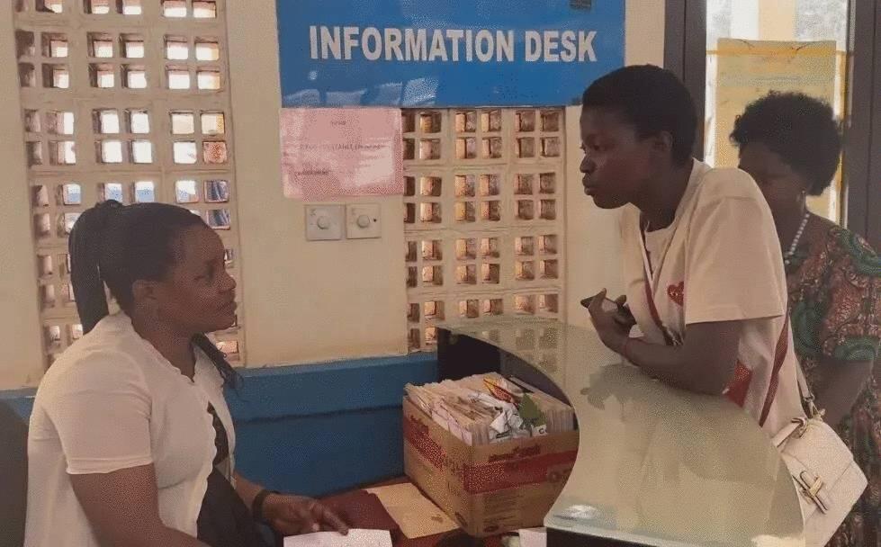 Rosea llevó a su madre al hospital. Después de que el personal local la registrara, los médicos del equipo médico chino en Uganda realizaron una consulta en persona. Fuente: Grupo de Radio y Televisión de Zhejiang