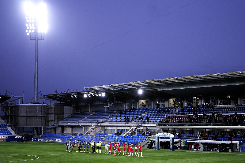 Los jugadores se paran en el campo antes de un partido en el Estadio El Alcoraz de SD Huesca, en Huesca, España. (Foto: VCG)