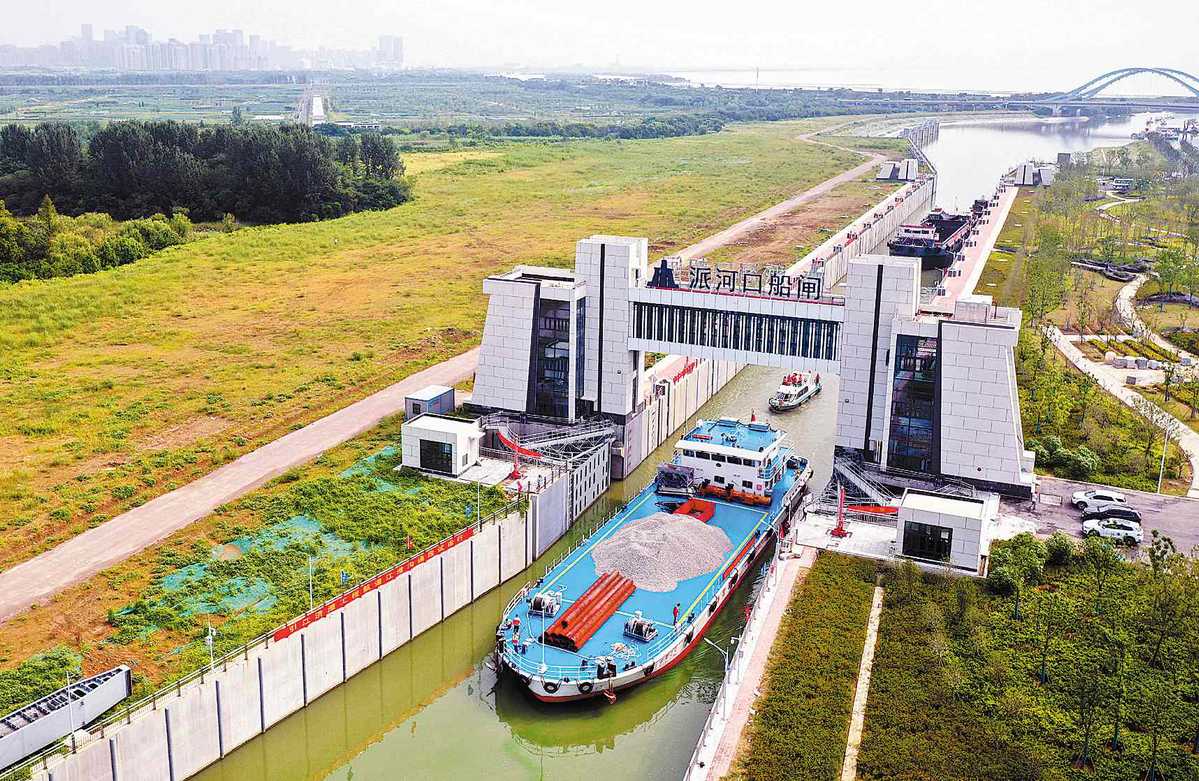 Barcos navegan más allá de una esclusa y se dirigen al río Huaihe en el Gran Canal Yangtze-Huaihe en Hefei, provincia de Anhui. (Foto: Huang Yangyang/ China Daily)