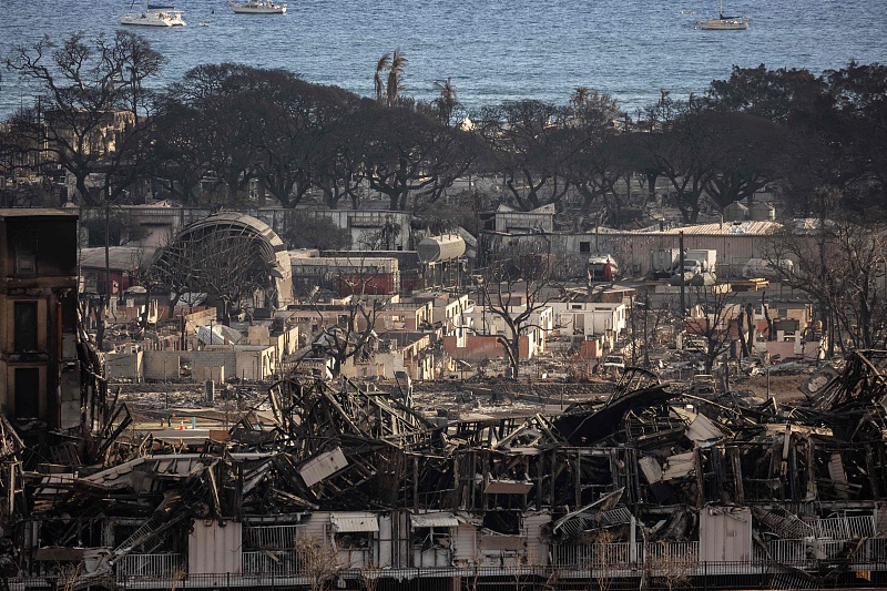 Los restos carbonizados de un vecindario quemado s después de un incendio forestal, en Lahaina, Maui, Hawai, 14 de agosto del 2023. [Foto: VCG]