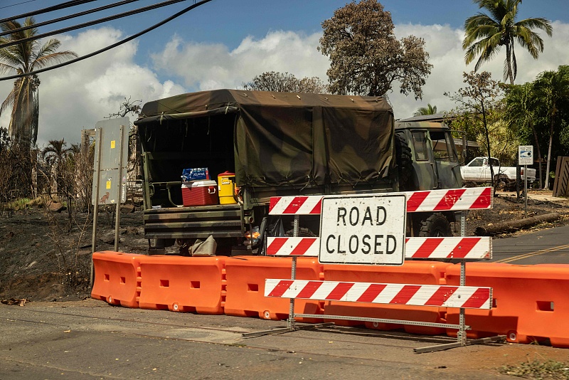 Carretera cerrada que impide el acceso a un vecindario quemado después de un incendio forestal, en Lahaina, Maui, Hawai, 14 de agosto del 2023. [Foto: VCG]