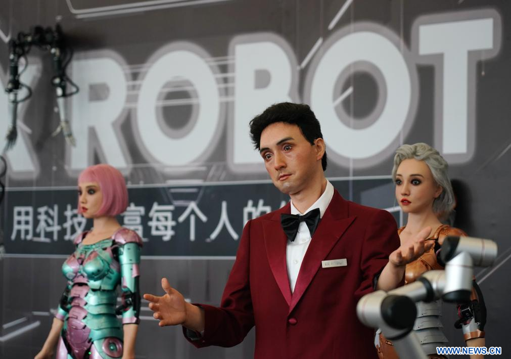 Imagen del 17 de agosto de 2023 de robots humanoides vistos en la Conferencia Mundial de Robots 2023, en Beijing, capital de China. La Conferencia Mundial de Robots 2023 se lleva a cabo del 16 al 22 de agosto en Beijing. (Xinhua/Zhang Chenlin)