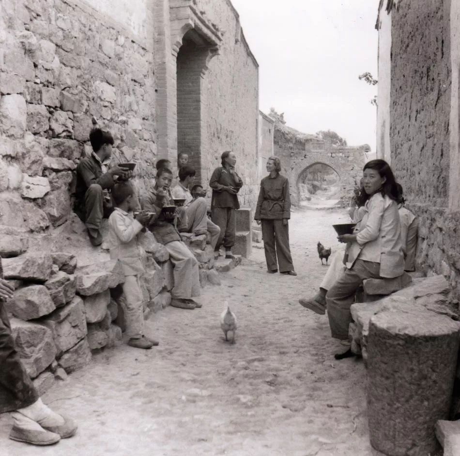 Isabel Crook (en el centro a la derecha) habla con los habitantes de un pueblo de la provincia de Hebei. [Foto proporcionada a chinadaily.com.cn]