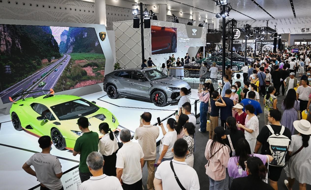 Visitantes observan los autos Lamborghini exhibidos en la III Exposición Internacional de Productos de Consumo de China, celebrada en Haikou, capital de la provincia de Hainan, 14 de abril del 2023. (Foto: Zhang Junqi/ Diario del Pueblo Digital)