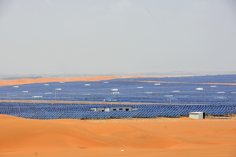 Esta foto muestra una base fotovoltaica en el desierto de Tengger en la ciudad de Zhongwei, Región Autónoma de Ningxia Hui. (Foto:Xinhua)