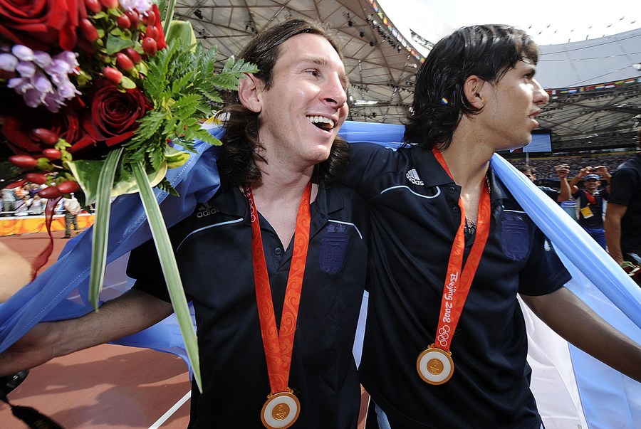 Lionel Messi (izq.) celebra con sus compañeros de equipo en la ceremonia de premiación del evento de fútbol masculino de los Juegos Olímpicos de Beijing 2008 en el Estadio Nacional, conocido como Nido de Pájaro, en Beijing, China, el 23 de agosto de 2008. (Xinhua/Wu Xiaoling)