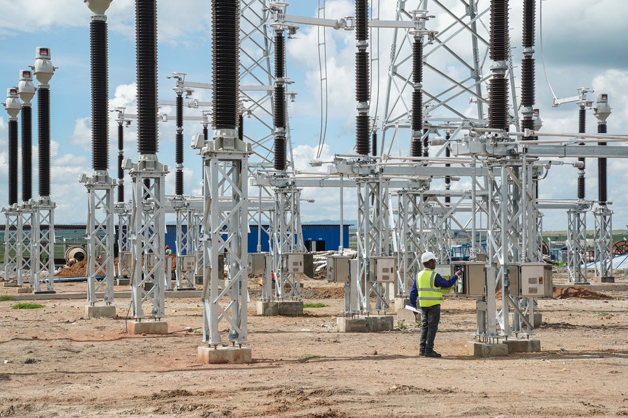 David Maina Kamore patrulla la obra de construcción de la subestación transformadora Konza en el condado de Machakos, Kenia, el 5 de mayo de 2023. David Maina Kamore, de 32 años de edad, es un ingeniero eléctrico de dicha subestación, una profesión que había soñado desde niño. (Xinhua/Han Xu)