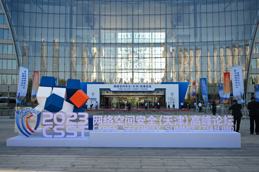 Participantes salen de la sede de la primera Cumbre de Ciberseguridad (Tianjin), en Tianjin, en el norte de China, el 28 de agosto de 2023. (Xinhua/Sun Fanyue)