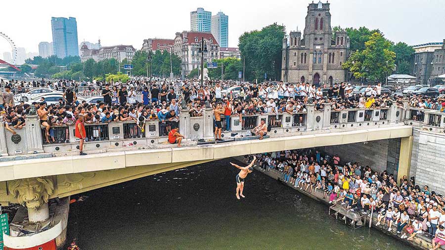 I saltatori di Tianjin hanno sollevato un putiferio tra applausi e costernazione
