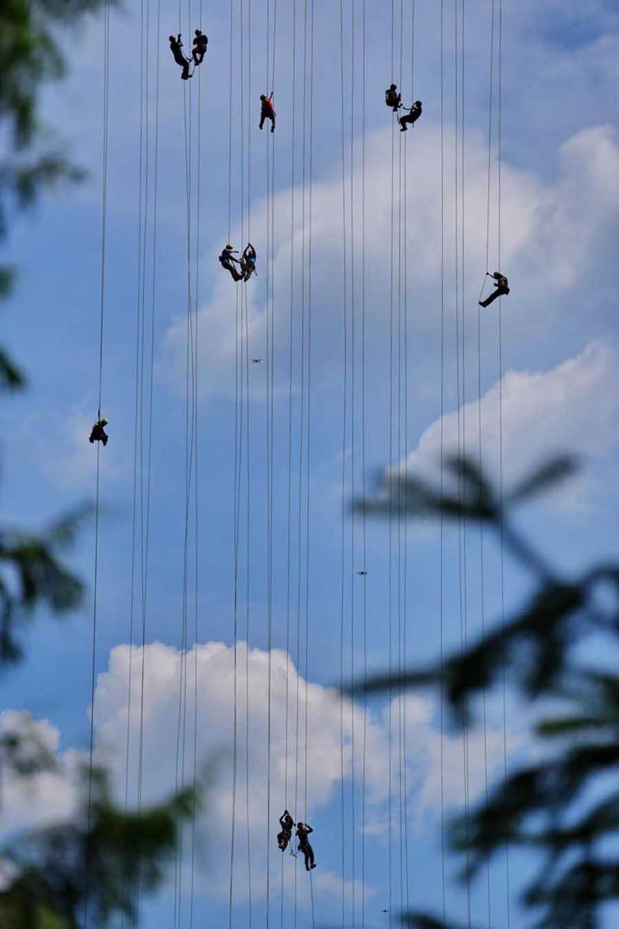 Equipos internacionales de rescate con cuerdas compiten en Chongqing