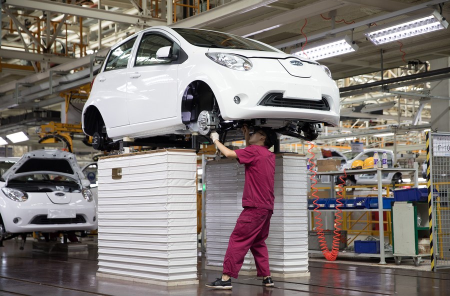 Un empleado trabaja en una línea de producción de vehículos de nueva energía en una fábrica de JAC Motors en la ciudad de Tongling, provincia Anhui, en el este de China, el 7 de agosto de 2018. (Xinhua/Jin Liwang)