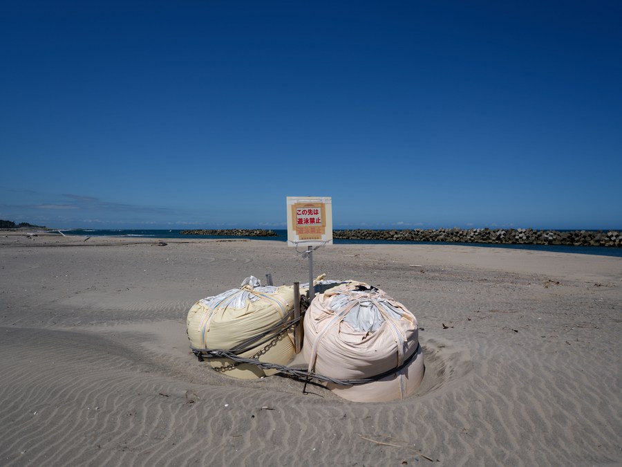 Imagen del 22 de agosto de 2023 de un cartel de advertencia en la playa de Tsurishihama, en el poblado de Shinchi, en la prefectura de Fukushima, Japón. (Xinhua/Zhang Xiaoyu)