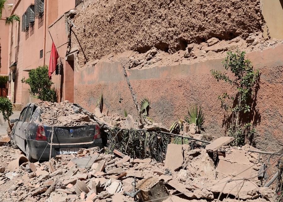 Imagen del 9 de septiembre de 2023 de un vehículo dañado luego de un terremoto de magnitud 6,8, en Marrakech, Marruecos. El número de muertos por el fuerte terremoto aumentó a 2.012, informó el sábado el Ministerio del Interior del país. El sismo ha causado también al menos 2.059 heridos, de acuerdo con la última actualización del ministerio. (Xinhua/Wang Dongzhen)