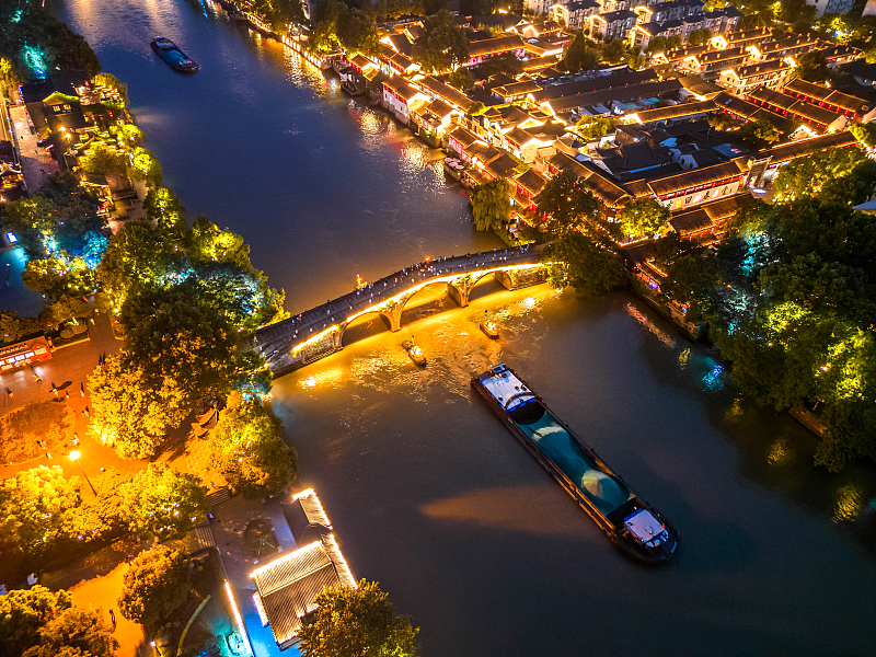 Gongchen, histórico puente de arco de piedra sobre el Gran Canal en Hangzhou. (Foto: VCG)