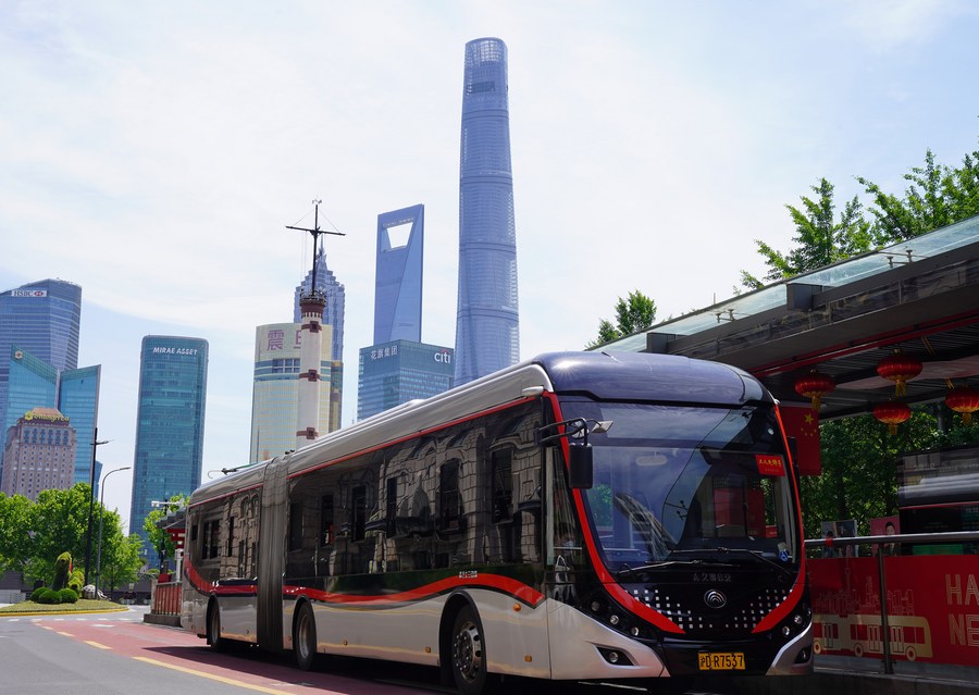 Imagen del 22 de mayo de 2022 de un autobús en una parada de autobuses, en Shanghai, en el este de China. (Xinhua/Wang Chenyang)