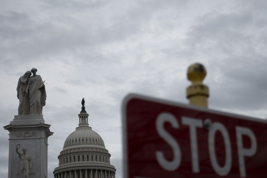 Imagen de archivo del 13 de febrero de 2020 del Capitolio y una señal de "alto" en Washington D.C., Estados Unidos. (Xinhua/Liu Jie)