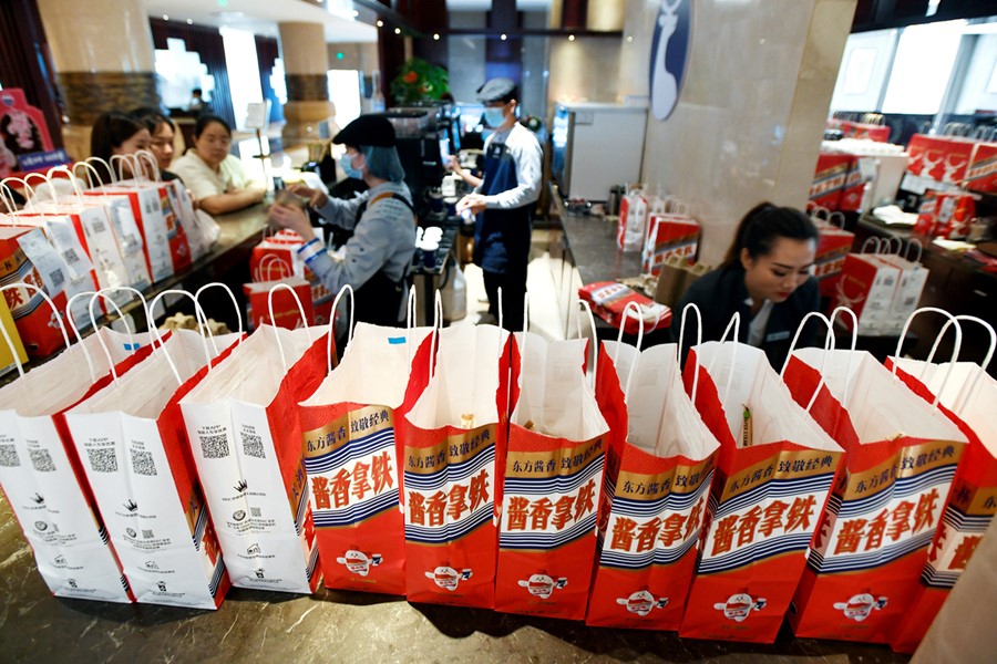 Empleados preparan pedidos de café con sabor a Moutai en una tienda de Huairen, provincia de Guizhou, 7 de septiembre del 2023. (Foto: China Daily)