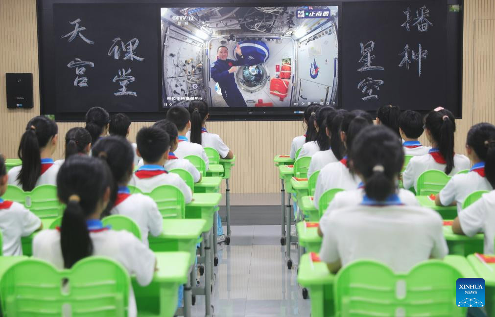 Astronautas chinos dan conferencia desde estación espacial