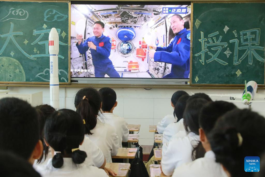 Astronautas chinos dan conferencia desde estación espacial