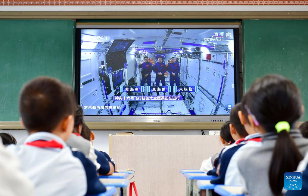 Astronautas chinos dan conferencia desde estación espacial