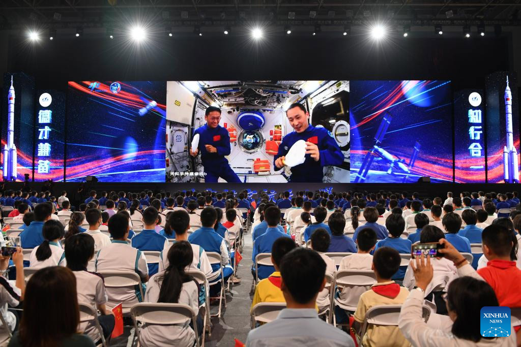 Astronautas chinos dan conferencia desde estación espacial