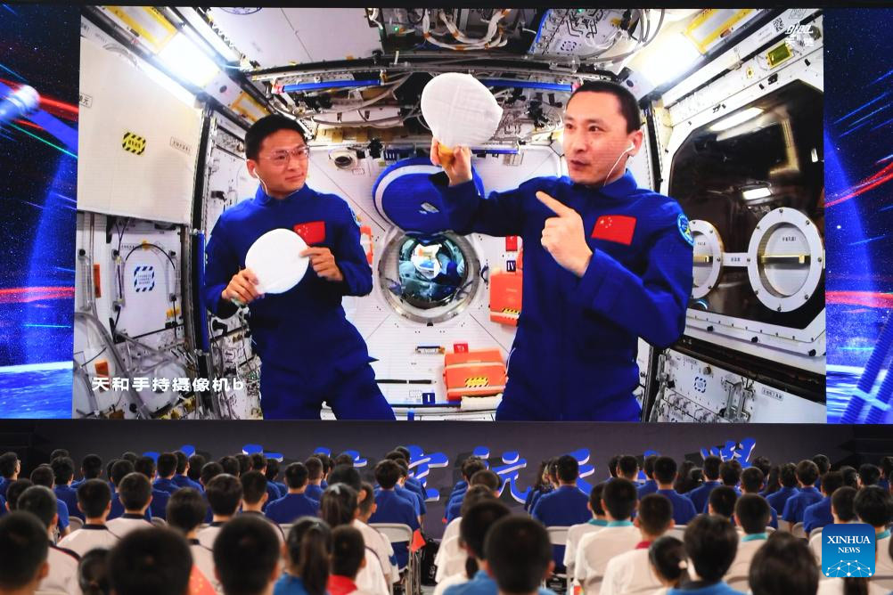 Astronautas chinos dan conferencia desde estación espacial