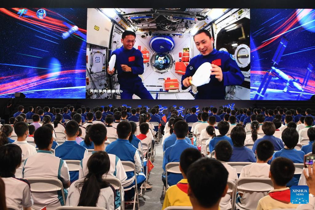 Astronautas chinos dan conferencia desde estación espacial