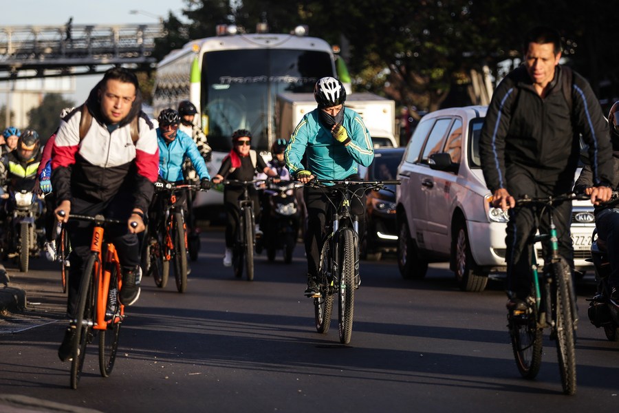 Personas montan bicicletas por una avenida durante una nueva jornada del "Día sin carro y sin moto", en Bogotá, Colombia, el 21 de septiembre de 2023. (Xinhua/Str)