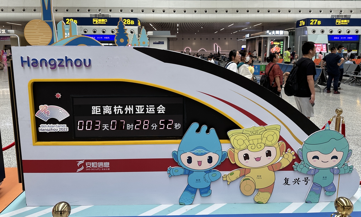 Los pasajeros pasan junto a un modelo de tren con temática de los Juegos Asiáticos en exhibición en la estación de tren de Hangzhou Este en Hangzhou, provincia de Zhejiang, en el este de China, el 20 de septiembre de 2023. Los XIX Juegos Asiáticos se celebrarán en Hangzhou del sábado al 8 de octubre. Foto: VCG