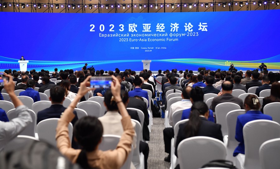 Foto muestra un escenario en el Foro Económico Euroasiático 2023 en Xi