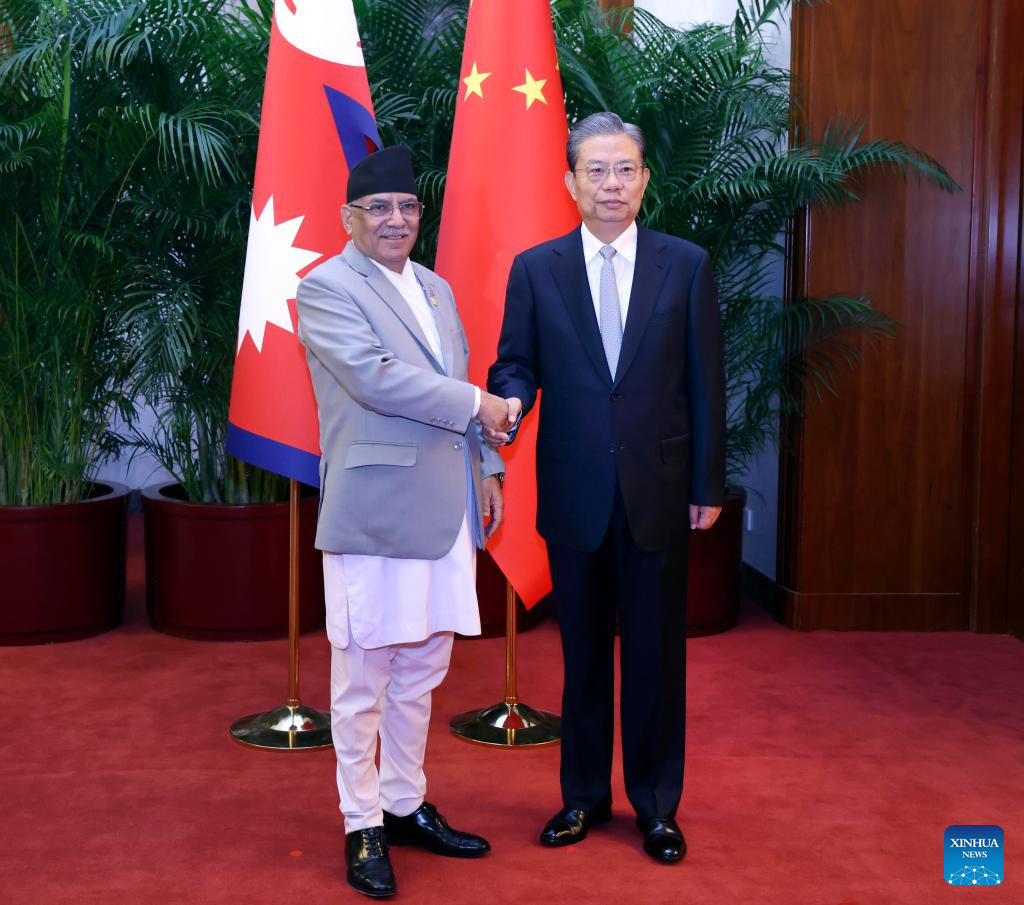 Máximo legislador chino se reúne con el primer ministro nepalí