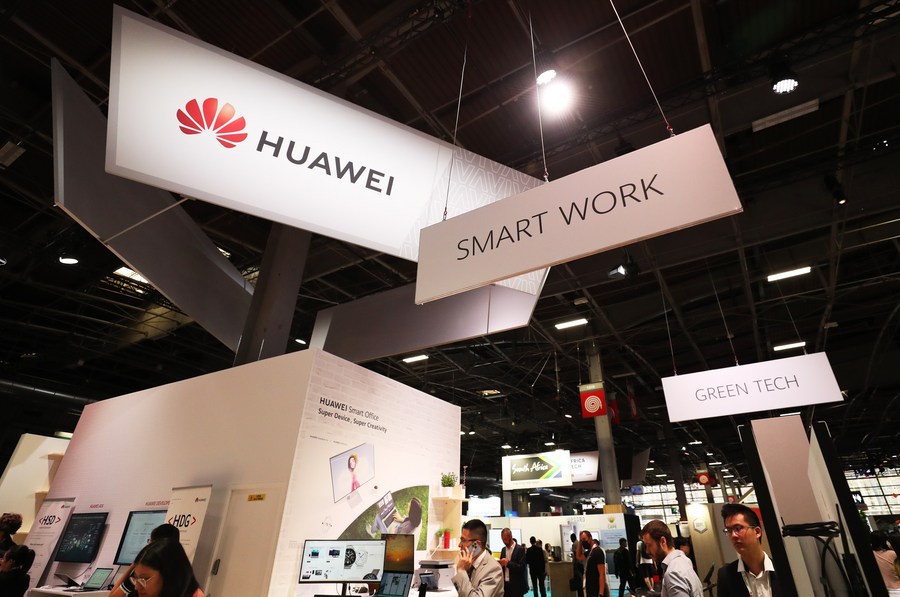 Imagen del 15 de junio de 2022 de asistentes visitando el pabellón de Huawei en la feria de innovación y nuevas empresas de tecnología VivaTech durante su día inaugural, en París, Francia. (Xinhua/Gao Jing)