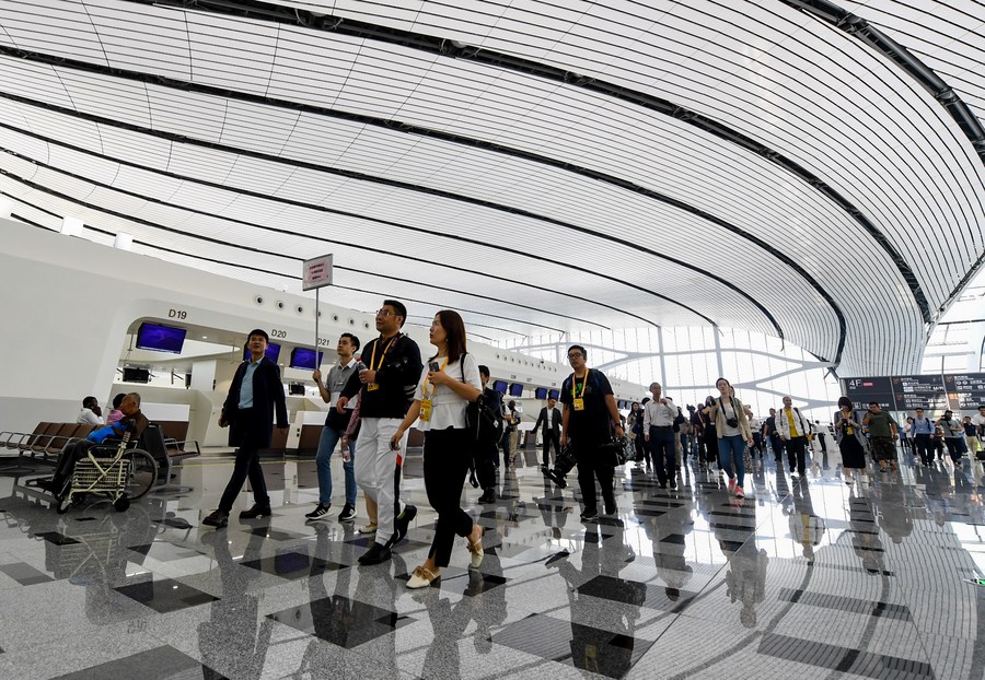 Imagen de archivo de periodistas visitando la terminal del Aeropuerto Internacional Daxing de Beijing, en Beijing, capital de China, el 28 de septiembre de 2019. (Xinhua/Peng Yuan)