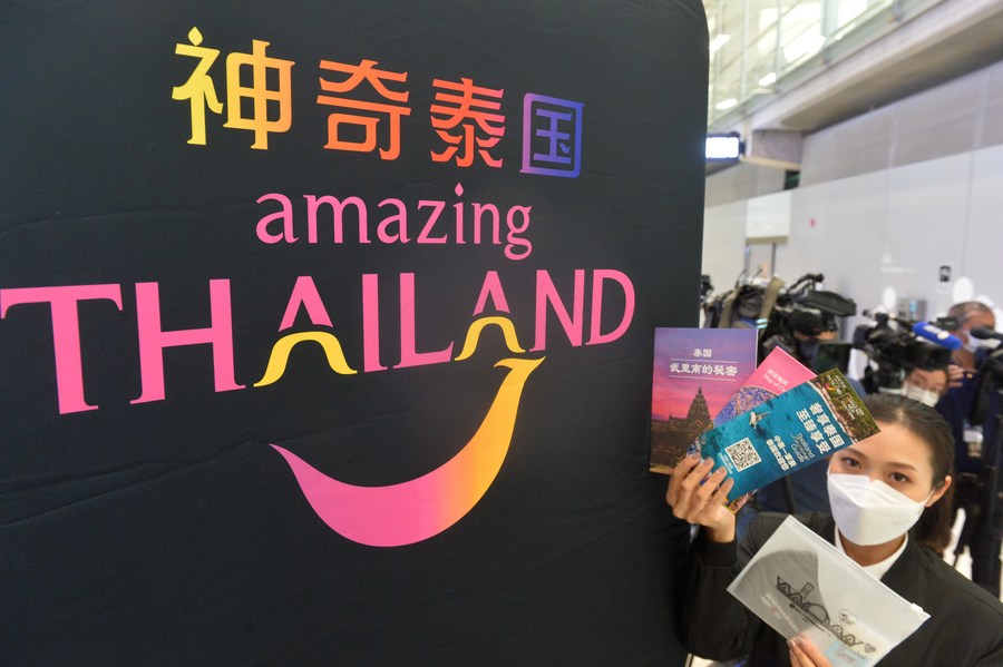 Una empleada muestra folletos turísticos de Tailandia en el aeropuerto Suvarnabhumi, en Tailandia, el 9 de enero de 2023. (Xinhua/Rachen Sageamsak)