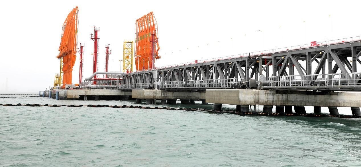 La foto muestra la terminal petrolera de Kipevu del puerto de Mombasa en Kenia construida por China Communications Construction Group. La terminal se completó en julio de 2022 y ha mejorado significativamente la capacidad del puerto de Mombasa para manejar petróleo. (Foto de Yan Yunming/Diario del Pueblo)