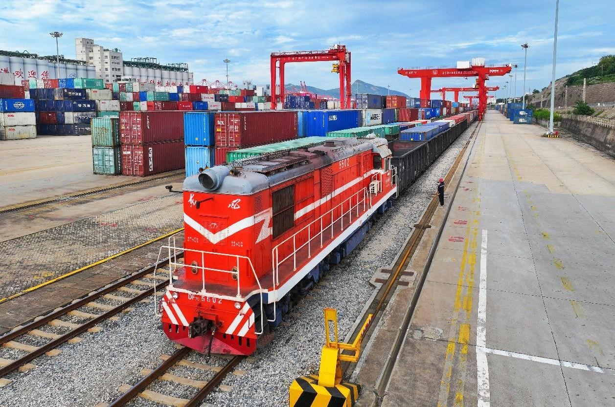 Un tren de carga China-Europa completamente cargado está a punto de partir de la base de cooperación logística China-Kazajstán (Lianyungang) en Lianyungang, provincia de Jiangsu, en el este de China, el 4 de septiembre de 2023. (Foto de Wang Jianmin/Diario del Pueblo digital)