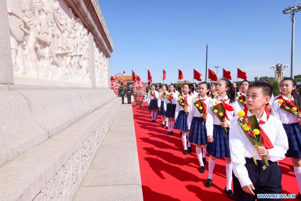 Se celebra en Beijing acto solemne de presentación de ofrendas florales por el Día de los Mártires