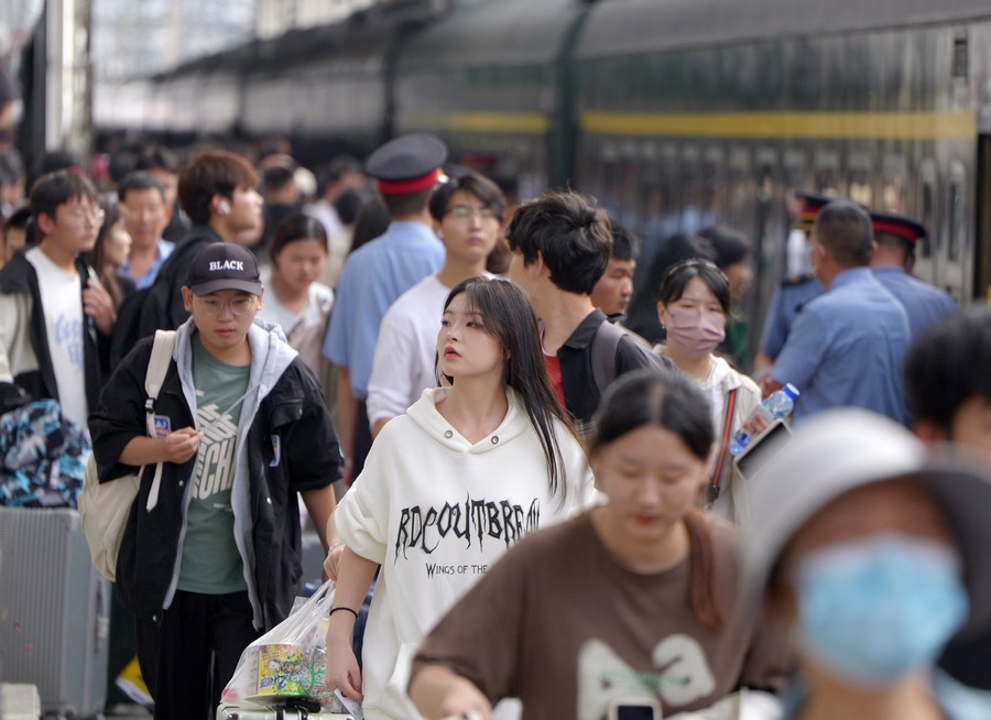 Ferrocarriles de China gestionan más de 16,29 millones de viajes de pasajeros el domingo
