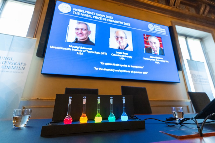 Retratos de los ganadores del Premio Nobel de Química 2023, Moungi G. Bawendi (i), Louis E. Brus (c), y Alexei I. Ekimov, son presentados en una pantalla durante el anuncio del premio en la Real Academia Sueca de Ciencias, en Estocolmo, Suecia, el 4 de octubre de 2023. (Xinhua/Wei Xuechao)