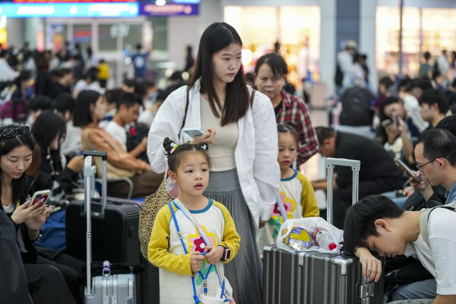 Pasajeros en la sala de espera de la Estación de Ferrocarriles del Norte de Chongqing, en el suroeste de China, el 29 de septiembre de 2023.  (Xinhua/Liu Chan)